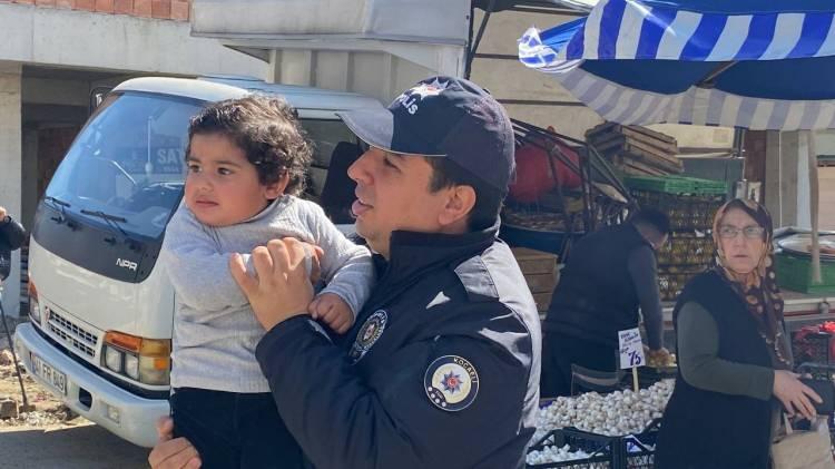 <p>Polise ve pazarda görevli zabıta ekiplerine haber verildi, aynı zamanda imam da aranarak, camiden bebeğin kayıp olduğu anonsu yaptırıldı. </p>
