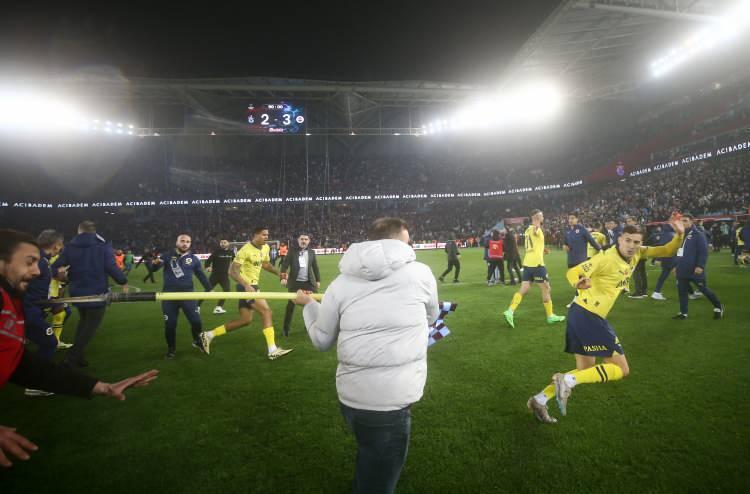 <p><strong>İNGİLİZ BASINI</strong></p>

<p><strong>BBC Sport: </strong>Trabzonsporlu taraftarlar, mağlubiyetin ardından Fenerbahçeli futbolculara saldırdı.</p>
