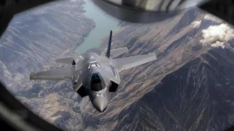 <p>Bazı kritik parçalar konusunda Türkiye, dünyadaki tek tedarikçi konumundaydı. Türkiye'de üretilmiş son F-35 bileşeni, 2022 Kasım'ında ABD'ye gönderildi ve o tarihten sonra Türk şirketlerinin programla bağı tamamen kesildi.</p>
