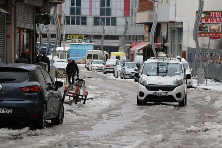 <p>Yolların açılması için Büyükşehir Belediyesi karla mücadele ekipleri çalışma başlattı. </p>

<p> </p>
