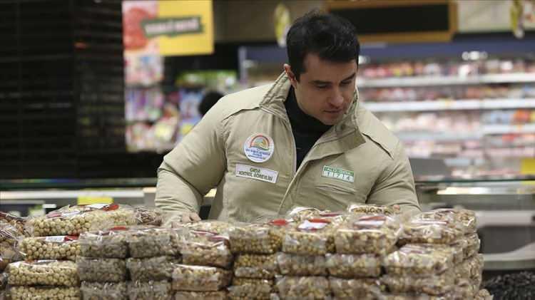 <p>Bayraktar, yaptığı yazılı açıklamada, gıda fiyatlarının artmasıyla tüketicilerin daha ucuz ürünlere yöneldiğine, bu durumu fırsat bilen bazı satıcıların gıda ürünlerinde hile ve sahtekarlığa başvurduğuna işaret etti.</p>
