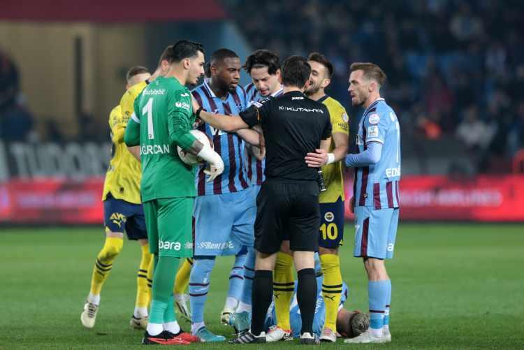 <p><strong>Voetbal: </strong>Türk hükümeti Trabzonspor-Fenerbahçe arasındaki kitlesel kavgayla ilgili soruşturma başlattı.</p>

<p> </p>

<p> </p>
