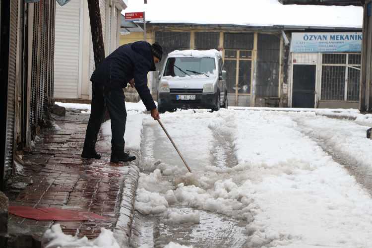 <p>Sabaha kadar etkisini sürdüren kar yağışı nedeniyle 183 mahalle ve 263 mezra olmak üzere 446 yerleşim yerinin yolu ulaşıma kapandı. </p>

<p> </p>
