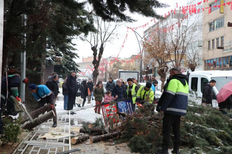 <p><strong>ÇATAK YOLUNUN İKİ AYRI NOKTASINA ÇIĞ DÜŞTÜ</strong></p>

<p>Yağışın yoğun olduğu Çatak ilçesi yolunun iki ayrı noktasına dün akşam çığ düştü. </p>
