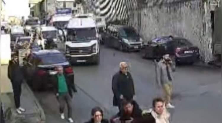 <p>Tedavi sonrası taburcu edilen Turan S., emniyete giderek şikayetçi oldu. Şikayet sonrası polis ekipleri, saldırgan Zekeriya M.yi gözaltına aldı. İfadesi alınan Zekeriya M., “kasten yaralama”, “tehdit-hakaret” ve “mala zarar verme” suçlarından adli işlem yapılması sonrasında savcılık talimatıyla emniyetten serbest bırakıldı.</p>
<p> </p>
