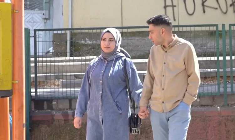 <p>Böyle söyleyince aileme de cesaret geldi. Daha sonra olaya Fatma Şahin dahil oldu, 'siz kızı alın, evinizin eksiklerini ben tamamlayacağım' dedi. </p>
<p> </p>