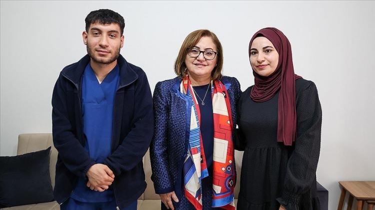 <p>Durumu öğrenen Gaziantep Büyükşehir Belediye Başkanı Fatma Şahin ise ailelerle bir araya gelerek genç çiftin ihtiyaç duyduğu çeşitli ev eşyalarını aldı, çifte altın hediye etti.</p>

<p> </p>
