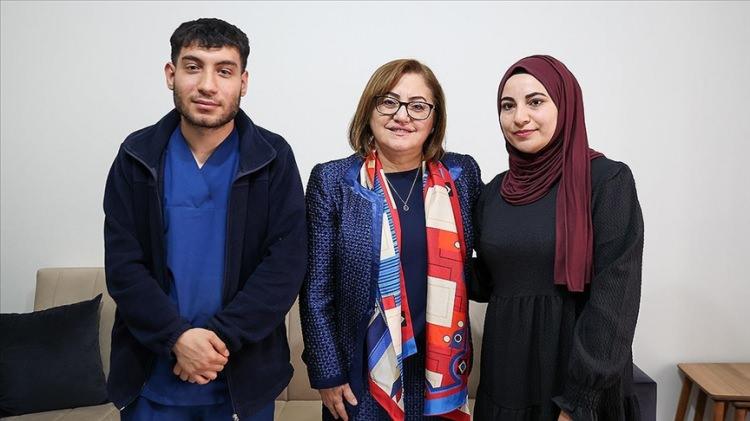 <p>Durumu öğrenen Gaziantep Büyükşehir Belediye Başkanı Fatma Şahin ise ailelerle bir araya gelerek genç çiftin ihtiyaç duyduğu çeşitli ev eşyalarını aldı, çifte altın hediye etti.</p>
<p> </p>