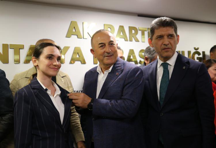 <p>AK Parti Antalya Milletvekili Mevlüt Çavuşoğlu, İl Başkanlığındaki törende, AK Parti'ye ilginin her geçen gün arttığını söyledi.</p>
