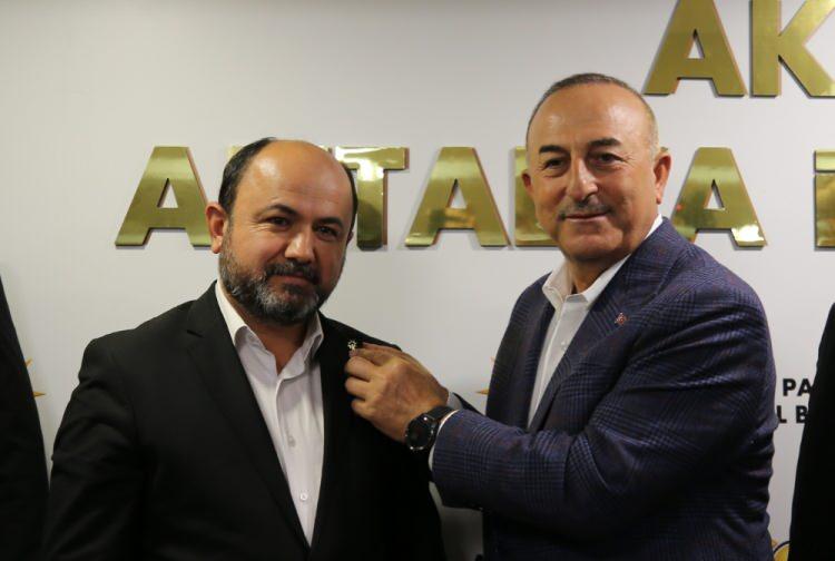 <p>Gece g&uuml;nd&uuml;z &ccedil;alışan teşkilat &uuml;yelerine de teşekk&uuml;r eden &Ccedil;avuşoğlu, partiye yeni katılanları tebrik etti.</p>

<p>AK Parti Antalya Milletvekili Mustafa K&ouml;se de Cumhur İttifakı'nın her g&uuml;n yeni yol arkadaşları kazandığını belirtti.</p>

<p>Cumhur İttifakı Antalya B&uuml;y&uuml;kşehir Belediye Başkan adayı Hakan T&uuml;t&uuml;nc&uuml; de se&ccedil;im g&uuml;n&uuml; Antalya'dan T&uuml;rkiye'ye g&uuml;zel bir zafer armağan edeceklerini ifade etti.</p>
