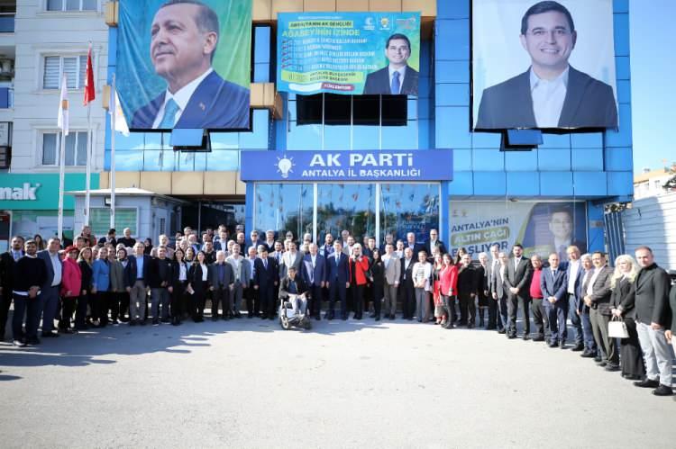 <p>Projeleriyle hizmete talip olduğunu vurgulayan T&uuml;t&uuml;nc&uuml;, 31 Mart'ta Cumhur İttifakı ile Antalya'nın kazanacağını kaydetti.</p>

<p>AK Parti İl Başkanı Ali &Ccedil;etin de partiye 7 bin 841 yeni &uuml;yenin katıldığını bildirdi. Temsili olarak 41 &uuml;yeye rozet takılacağını anlatan &Ccedil;etin, "Değişime, d&ouml;n&uuml;ş&uuml;me hazır bir Antalya var. 5 yılda yapılmayanların daha fazlasını yapmaya, yeni vizyonlar ortaya koymaya geliyoruz." dedi.</p>
