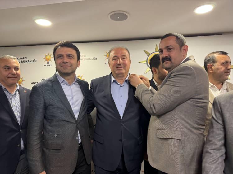 <p>T&ouml;rende CHP Kepez Belediye Meclis &Uuml;yesi Eren Kurt, CHP Konyaaltı ve B&uuml;y&uuml;kşehir Belediyesi Meclis &Uuml;yesi Şafak Otuzaltı, eski CHP Kepez İl&ccedil;e Başkanı Servet Yıldız, İYİ Parti Kepez Belediye Meclis &Uuml;yesi Cengiz Avcı, eski DEVA Partisi Antalya İl Başkanı &Ouml;zg&uuml;r &Ouml;zbek, eski DEVA Partisi Kepez İl&ccedil;e Başkanı Mehmet Siyahko&ccedil;, bağımsız Aksu ve B&uuml;y&uuml;kşehir Belediye Meclis &Uuml;yesi Mehmet Akif Ordu'nun da aralarında bulunduğu 41 &uuml;yeye rozet takıldı.</p>
