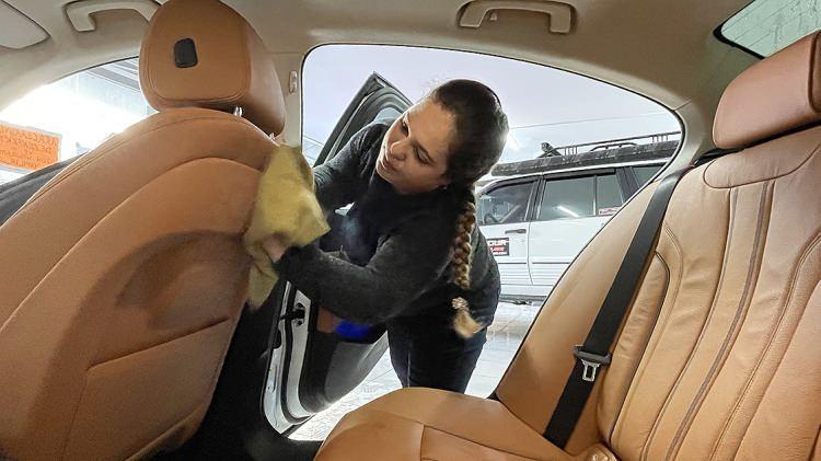 <p><span style="color:#FF0000"><strong>2. YUKARIDAN AŞAĞIYA DOĞRU YIKAMAK</strong></span></p>
<p>Otomobilinizi yıkarken yukarıdan aşağıya doğru hareket ederek yıkamak daha iyi olabilir. Bu yöntemin amacı, temizlenen alt kısımların kirli suyla tekrar kirlenmesini önlemektir. Bu sayede kirli su aktığında arabanın bazı kısımlarını iki kez yıkamak zorunda kalmazsınız.</p>