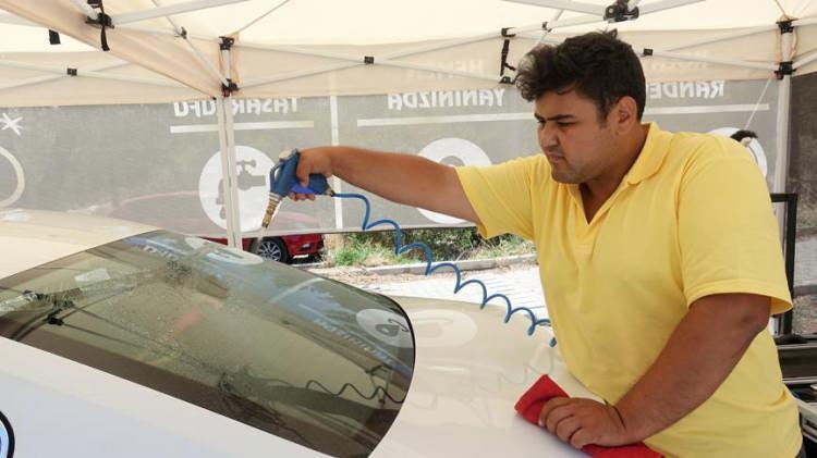 <p>Tekerlek jantlarının arasını temizlemek için ise eski bir diş fırçasını kullanabilirsiniz. Bununla birlikte bazı kişiler, ilk önce arabanızın en kirli kısmı yani tekerlekleri yıkayarak başlar, siz de isterseniz bu kısımdan başlayabilirsiniz ancak şart değil.</p>