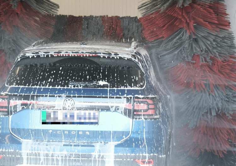 <p>Bundan sonra zemini süpürgeyle temizleyin. Son olarak ise torpido gözüyle emniyet kemerinizi temizleyebilirsiniz. Emniyet kemerini silmek için pamuklu bir bezi birkaç damla çamaşır deterjanıyla karıştırılmış bir bardak ılık suya batırıp temizleyebilirsiniz.</p>