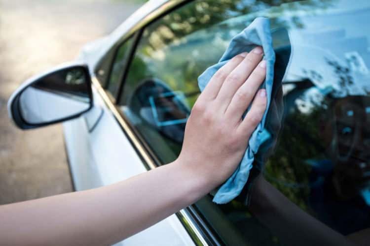 <p>Son olarak silecek lastiklerini temizleyebilirsiniz. Mümkünse arabadan çıkarıp bir kova su içinde araba şampuanı ile detay fırçası kullanarak temizleyebilirsiniz.</p>
<p> </p>