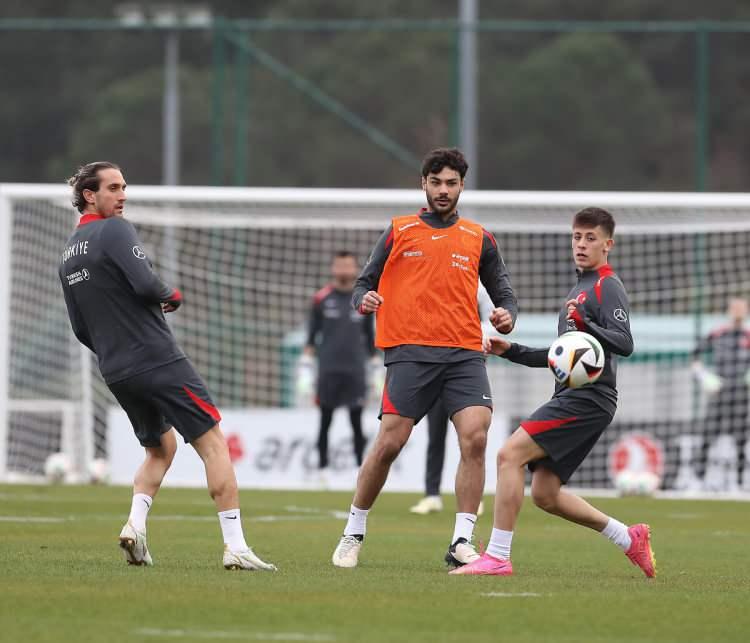 <p><strong>"Türkiye çok duygusal bir ülke. Tutkulu bir futbol iklimi var. Bu durum genç oyuncular için 'iki ucu keskin bir kılıç'. İki maç iyi oynadıklarında 'Türk Messi', iki maç kötü oynadıklarında ise 'bu olamaz' deniyor."</strong></p>