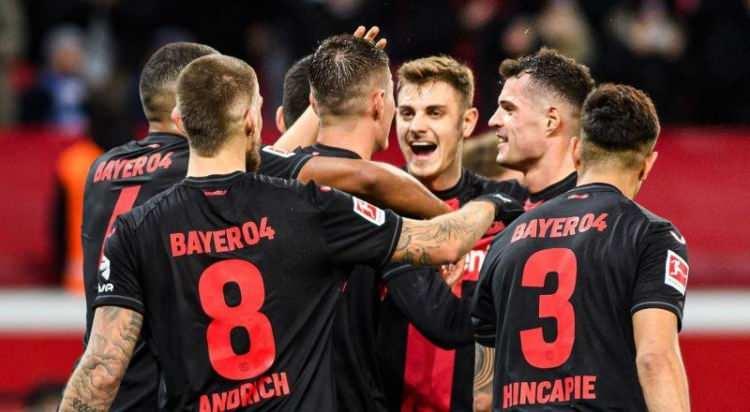 <p>Almanya Bundesliga’da da benzer bir durum oluştu. Oynadığı futbolla bu sezonun en çok konuşulan takımları arasında olan Bayer Leverkusen, 13 deplasman mücadelesinin ardından 35 puan elde etti.</p>
