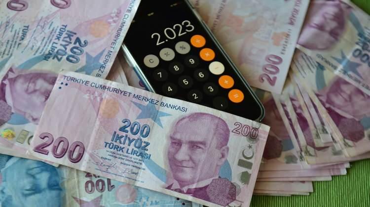 <p><strong>EYT'LİLER ALABİLİYOR MU?</strong></p>
<p> </p>
<p>Sabah'ta yer alan habere göre, zamlı bayram ikramiyesinden 31 Mart 2024 tarihine kadar emeklilik dilekçesi veren EYT'liler ile EYT düzenlemesi olmadan da emekliliğe hak kazanan diğer sigortalılar yararlanacak. Emeklilik dilekçesini 1 Nisan'dan sonra verenler bu yılki Ramazan Bayramı'nda ikramiye alamayacak.</p>