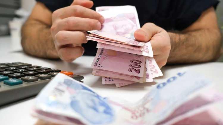 <p><strong>2018'DE BAŞLAMIŞTI-</strong></p>
<p> </p>
<p>2018 yılında başlayan emeklilere ikramiye uygulaması yılda 2 kere (Ramazan ve Kurban Bayramları) olmak üzere ödeniyor. 2018'de 1.000 TL olarak saptanan bayram ikramiyesi 2021'de 1.100 TL, 2023'te 2.000 TL olmuştu. Bu yıl ise emekli ikramiyesi 3.000 TL'ye çıkarılmıştı.</p>