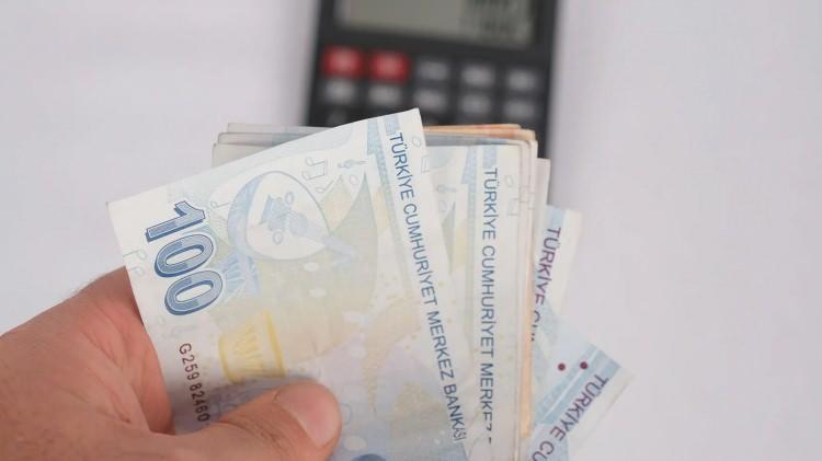 <p>Bir kişi hem kendi çalışmasından dolayı emekli aylığı, hem de ölen eşinden dolayı dul aylığı alıyorsa sadece kendi emekliliğinden dolayı 3.000 lira ikramiye alacak.</p>