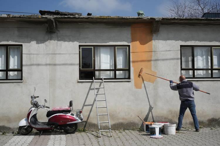 <p>Bursa'da bir muhtar adayı seçim vaadi olarak verdiği sözü yerine getirmek için yaşadığı köydeki tüm evleri kendi imkanlarıyla boyuyor.</p>
