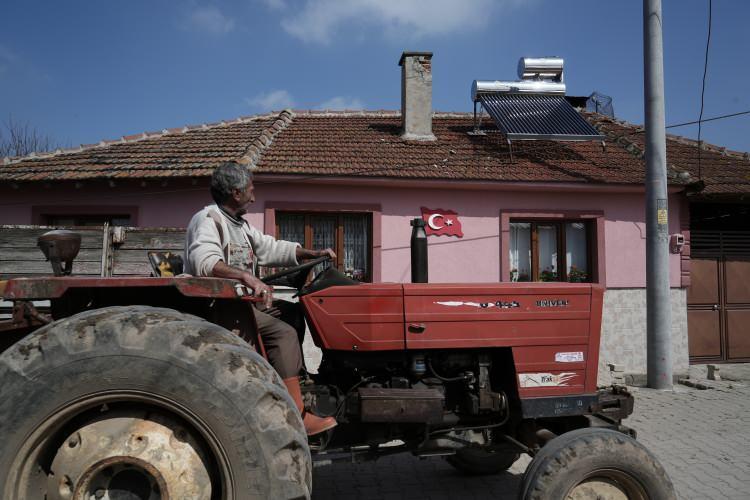 <p>Bodrum'da gemi kaptanıyken yıllar sonra d&ouml;nd&uuml;ğ&uuml; k&ouml;y&uuml;nde muhtar olmaya karar veren 61 yaşındaki Necati Eren, se&ccedil;im vaadi olarak k&ouml;ydeki t&uuml;m evleri boyama s&ouml;z&uuml; verdi. Kendi imkanlarıyla tedarik ettiği boyalarla k&ouml;y halkının evlerinin dış cephelerini boyayıp her eve birde T&uuml;rk Bayrağı yapıştıran Eren, se&ccedil;ilirse bu &ccedil;alışmalara devam edeceğini belirtti.</p>
