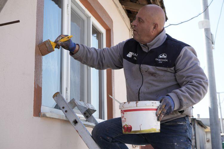<p>BİZDEN BİR KURUŞ PARA TALEP ETMEDİ</p>

<p>&nbsp;</p>

<p>Evleri boyanan mahalle halkından 84 yaşındaki Sabri Hanay, "Biz daha &ouml;nce hi&ccedil; b&ouml;yle bir muhtara adayı g&ouml;rmedik. Allah razı olsun k&ouml;ydeki t&uuml;m evleri boyamaya başladı. &Ccedil;ok gayretli. Bizden 1 kuruş para talep etmedi. Boyadığı evlere bayrak bile astı. İnşallah muhtar olarak se&ccedil;ilir de hizmetlerine devam eder" diye konuştu.</p>
