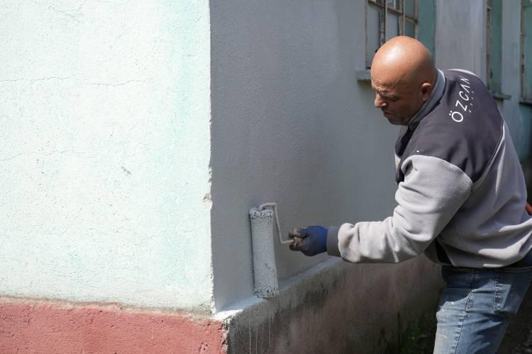 <p>TEK TEK HER EVİ BOYUYOR</p>

<p>&nbsp;</p>

<p>İl&ccedil;e merkezine 10 kilometre mesafedeki 250 haneli 420 n&uuml;fuslu mahallenin, mevcut muhtarı ile birlikte 3 adayından 1'i olan Eren, 387 se&ccedil;menin oyunu almak i&ccedil;in boyama s&ouml;z&uuml; verdiği evleri tek tek boyamaya başladı.</p>

<p>&nbsp;</p>
