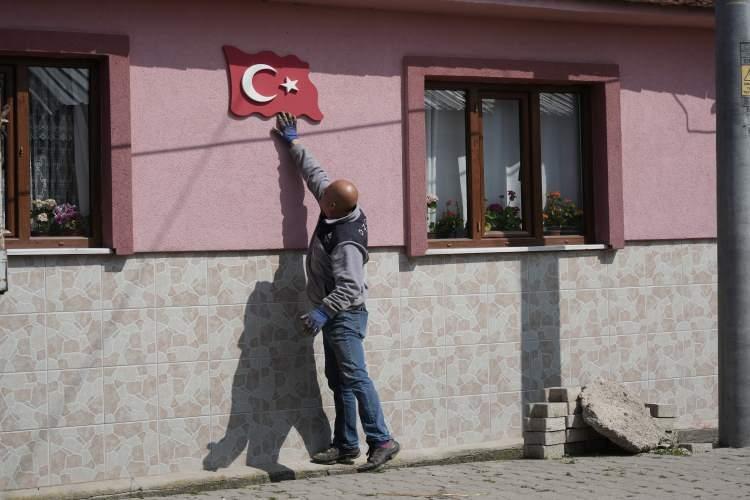 <p>Bursa'da doğduğu köyden muhtar adayı olarak yerel seçimlere girmeye hazırlanan 61 yaşındaki Necati Eren, köylülere verdiği seçim vaatini henüz seçilmeden yerine getirmeye başladı. </p>
