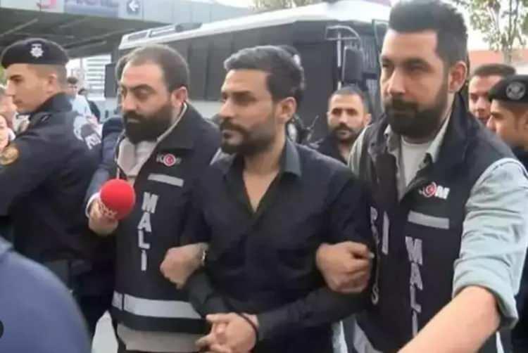 <p>Çorlu Cezaevi'nde tutuklu bulunan Engin Polat'ın, cezaevi görüşünde çekilen fotoğrafı paylaşıldı.</p>
