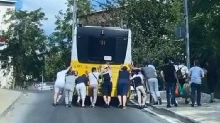 <p>"İMAMOĞLU'NA KARŞI YAPILIYOR"<br />
&Ouml;zellikle metro ve metrob&uuml;s duraklarında dakikalarca aracın gelmesini bekleyen vatandaşlar telefonlarıyla g&ouml;r&uuml;nt&uuml; &ccedil;ekip, y&ouml;netimsizliği eleştirirken bazı marjinal CHP yandaşlarının tepkisiyle karşılaşıyor.&nbsp;</p>

<p>&nbsp;</p>
