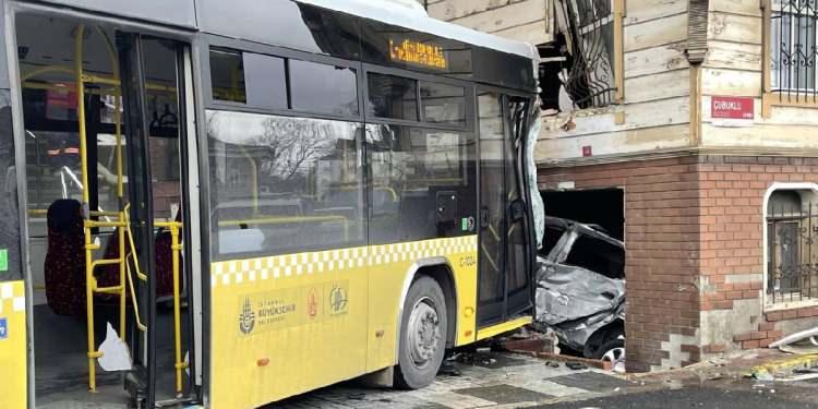 <p>Sadece 2022 yılında otob&uuml;s, metrob&uuml;s ve tramvayların karıştığı kazaların bilan&ccedil;osu dudak u&ccedil;uklatır seviyede kalmıştı. Sene boyunca toplamda 74 kaza meydana gelirken kazalarda 2 kişi &ouml;lm&uuml;ş, 275 kişi de yaralanmıştı.&nbsp;</p>

<p>&nbsp;</p>
