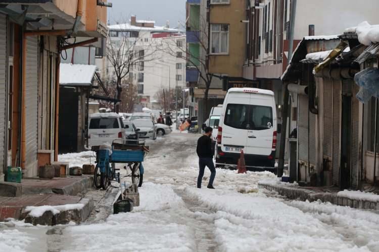 <p>Kar nedeniyle kent merkezinde bazı ağaçlar devrildi. </p>

<p> </p>
