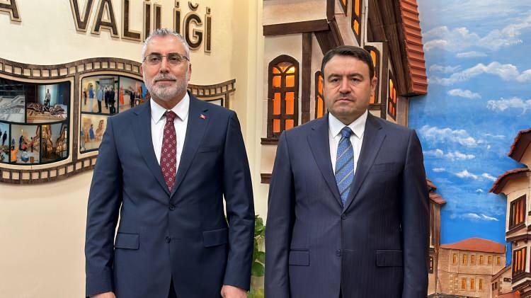 <p>Bu çerçevede biliyorsunuz saygıdeğer hanımefendi Emine Erdoğan'ın öncülüğünde de kadın istihdamının artırılması noktasında 'İş- Pozitif' adı altında bir proje başlatıldı.</p>