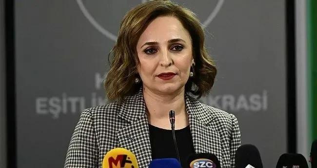 <p><strong>DEM'DEN İTTİFAK İTİRAFI: ESENYURT, AKDENİZ, MERSİN İ&Ccedil;İN ANLAŞTIK</strong></p>

<p>DEM Parti S&ouml;zc&uuml;s&uuml; Ayşeg&uuml;l Doğan Partisinin genel merkezinde d&uuml;zenlediği basın toplantısında Mersin, Akdeniz ve Esenyurt i&ccedil;in anlaştıklarını,&nbsp; Adana ve İstanbul'un bazı il&ccedil;elerinde de g&ouml;r&uuml;şmelerin s&uuml;rd&uuml;ğ&uuml;n&uuml; belirtmişti.</p>
