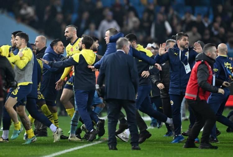 <p>BILD/ALMANYA: "KUNG FU!"<br />
<br />
"Oyuncu taraftarlarla kavga etti, eski Borussia Dortmund futbolcusu şiddetli tekmeler attı! Türkiye Birinci Ligi'nde inanılmaz sahneler! Fenerbahçe'nin Trabzonspor karşısında aldığı 3-2'lik galibiyetin ardından maçın bitiş düdüğüyle birlikte ortalık karıştı. Yüzlerce Trabzonspor taraftarı sahaya girdi ve Fenerbahçeli oyunculara saldırdı! Eski BVB forveti Michy Batshuayi kung-fu stiliyle bir taraftara göğüs hizasında tekme bile attı! Batshuayi taç çizgisinin önünde beklerken taraftar onu geçmeye çalıştı. Batshuayi daha sonra ona doğru hamle yaptı ve tekme attı!"</p>
