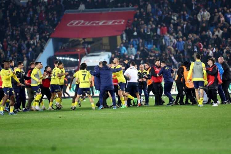 <p>MUNDO DEPORTIVO/İSPANYA: "BU SON OLMAYACAK"<br />
<br />
"Fenerbahçeli futbolcular sahanın ortasında galibiyeti kutlarken Trabzonsporlu futbolcular sahaya atladı ve onlara vurmaya başladı. Türk futbolunda yeni bir talihsiz olay. Ne yazık ki bu son olmayacak. Sezon başında bir hakemin sahaya girip hakeme saldırmasıyla şampiyonluk zaten askıya alınmıştı ve şimdi işler bir adım daha ileri gitti. Fenerbahçeli oyuncular sahanın ortasında zaferi kutlarken, Trabzonsporlu taraftarlar tüm güvenliği aşarak onların peşinden gitmeye karar verdi ve acımasız bir meydan savaşı yaşandı. Bazıları soyunma odasına girmeyi başardı ancak diğerlerinin kendilerini savunmaktan başka çaresi yoktu."</p>