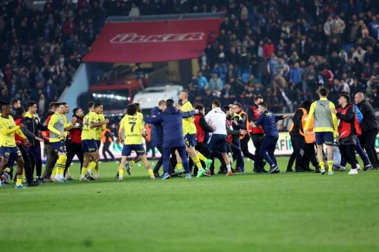 <p>AS/İSPANYA: "MEYDAN SAVAŞI"<br />
<br />
"Trabzonspor karşısında aldıkları galibiyetin ardından Fenerbahçeli oyuncular saha ortasında kutlama yaptı. Ev sahibi taraftarların istilası başladı ve her şey oyuncularla talihsiz bir meydan savaşıyla sona erdi."</p>