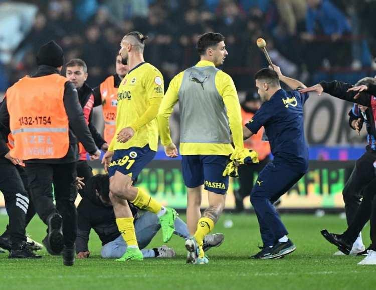 <p>SPORT/İSPANYA: "TÜRKİYE'DE BARBARLIK"<br />
<br />
"Fenerbahçeli oyuncular ve taraftarlar Türkiye'de sahada kavga etti ve birbirlerini yumrukladı. Maçın bitiş düdüğünün ardından sahada zaferlerini kutlayan Fenerbahçeli futbolcular Trabzonsporlu taraftarların saldırısına uğradı."</p>