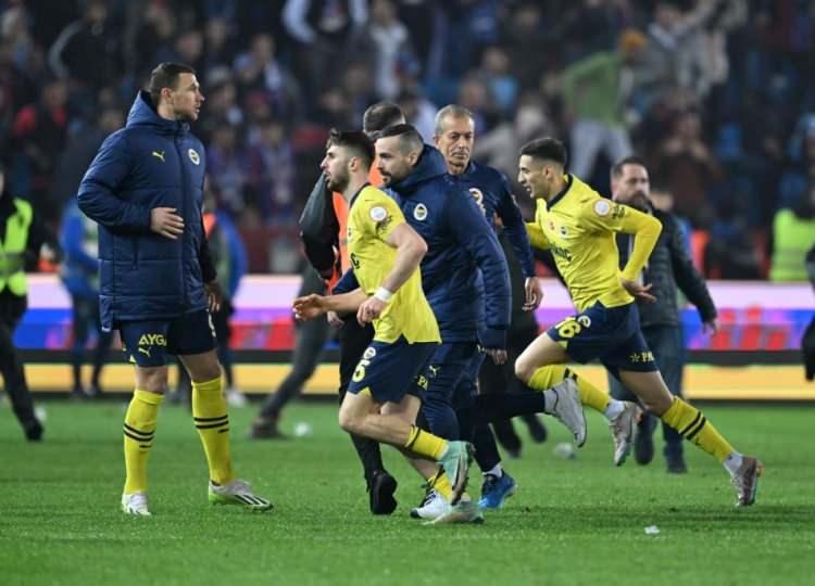 <p>MIRROR/İNGİLTERE: "OLAĞANÜSTÜ!"<br />
<br />
"Trabzonspor taraftarlarının sahayı basmasının ardından Fenerbahçeli oyuncular tünele koştu."</p>