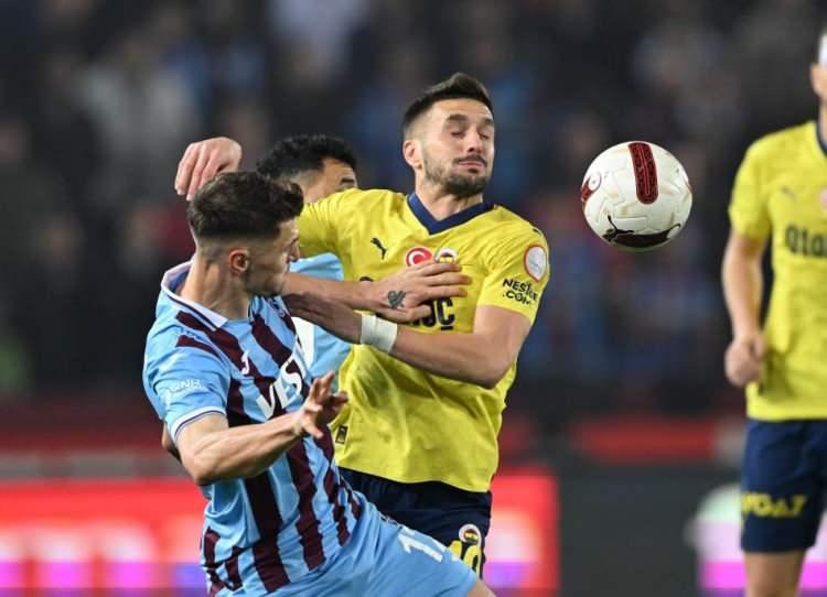 <p>VOETBALPRIMEUR/HOLLANDA<br />
<br />
"Trabzonspor ile Fenerbahçe arasında oynanan maçın ardından eşi benzeri görülmemiş bir kaos yaşandı. Taraftarlar sahaya indi ve Fenerbahçeli oyunculara saldırdı. Dusan Tadic'e de bir bardak isabet etti. İkinci yarıda da olaylar çıktı ancak buna rağmen maç tamamlandı. Trabzonspor taraftarları sahaya çeşitli cisimler atarak maçın birkaç kez kısa süreliğine durmasına neden oldu. Dusan Tadic'e bu cisimlerden biri isabet etti. Fenerbahçe 2-0 öne geçerken sahaya defalarca dolu bardaklar atıldı. Trabzonspor'un sinirli seyircisi bir noktada sahaya havai fişek bile attı."</p>