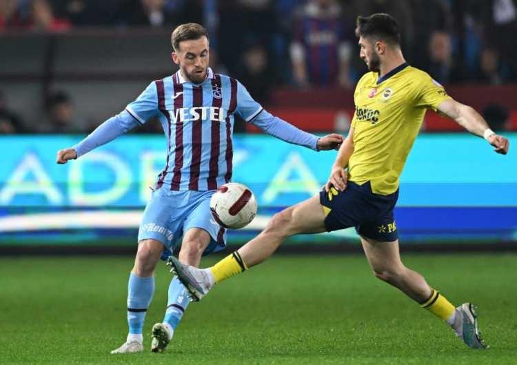 <p>SPORTNIEUWS/BELÇİKA: "KARATE!"<br />
<br />
"Pazar günü Türkiye Süper Lig'inde işler ilk kez kontrolden çıkmadı. Trabzonspor evinde Fenerbahçe'ye karşı oynadı ve Belçikalı forvet Michy Batshuayi maçın bitimine az bir süre kala deplasman ekibine galibiyeti getiren golü attı. Son düdükten sonra işler ters gitti. Hakem düdüğü çaldı ve konuk takım oyuncuları hemen oyuncu tüneline doğru koşmak zorunda kaldı. Gerçekten de ev sahibi takımın taraftarları sahaya hücum ediyordu. Hatta taraftarlar soyunma odalarına doğru koşan oyunculara müdahale etmeye çalıştı. Batshuayi buna izin vermedi ve görüntülerde sahaya hücum edenlerden birine karate tekmesi attığı görülüyor. Türkiye'de lig bu sezonun başlarında tuhaf bir olay nedeniyle bir kez bile durduruldu. Ankaragücü ile Rizespor arasında oynanan maçın ardından Ankaragücü Başkanı Faruk Koca, hakem Halil Umut Meler'e yumruk attı. Hakem yerdeyken, Ankaragücü'nden başka kişiler tarafından da birkaç tekme aldı. Nihayetinde Süper Lig bir hafta sonra yeniden başladı."</p>