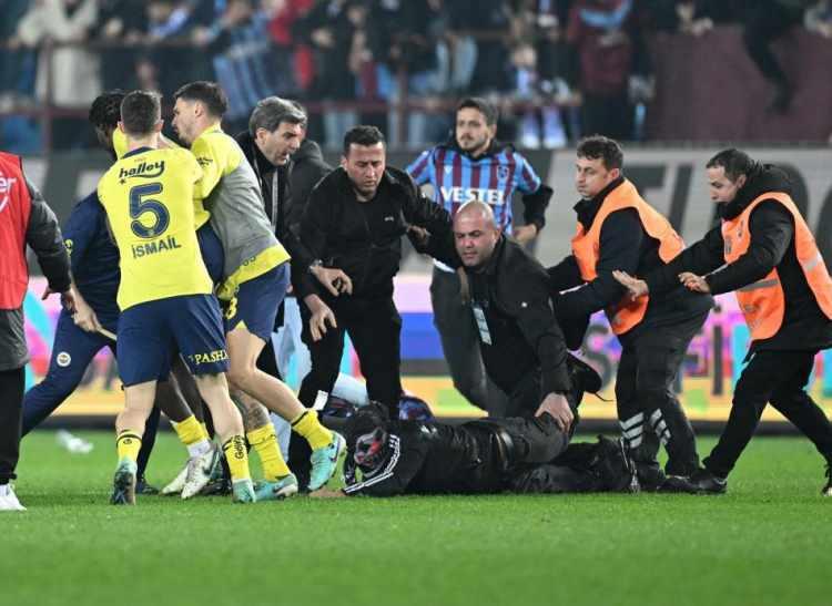 <p>SKY SPORTS/ALMANYA: "SKANDAL"</p>
<p>"Skandal! Türk taraftarlar sahaya hücum edip oyunculara saldırdı."</p>