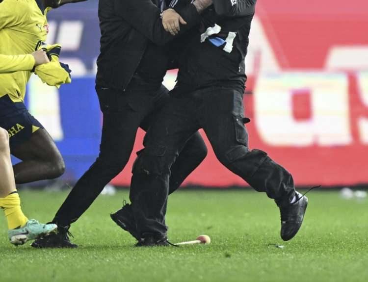 <p>x24SATA/HIRVATİSTAN: "LIVA YUMRUK YEDİ"<br />
<br />
"Holiganlardan birinin kafasına yumruk attığı ile Livakovic yaralandı! Bir futbol maçında hayal etmesi bile zor olan çılgın ve skandal sahneler yaşandı.</p>