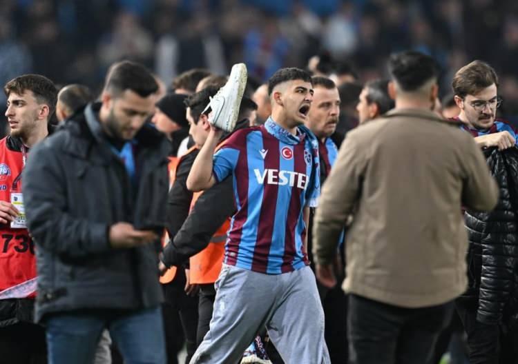 <p>SPORTGR/YUNANİSTAN: "FENER HOCASI ŞOKTA"<br />
<br />
"Fenerbahçe Teknik Direktörü İsmail Kartal maç sonunda yaşanan olaylara tepki gösterdi. 'Oğluma vurmuşlar, başı şişmiş. Nasıl bitireceğiz bu olayları?' dedi.</p>