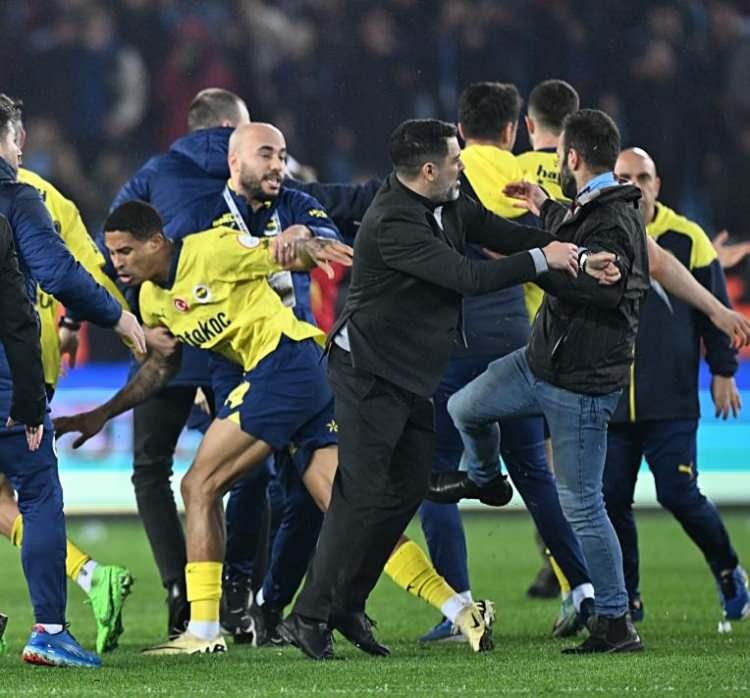 <p>ONDA CERO/İSPANYA: "FUTBOLCULARA SALDIRDILAR"<br />
<br />
"Trabzonsporlu taraftarların maç sonu sahaya girmesiyle birlikte Fenerbahçeli futbolcuların kendilerini savunması üzerine çıkan arbede sonucunda oyuncular güvenlik güçleri tarafından kurtarıldı ve soyunma odalarına götürüldü."</p>