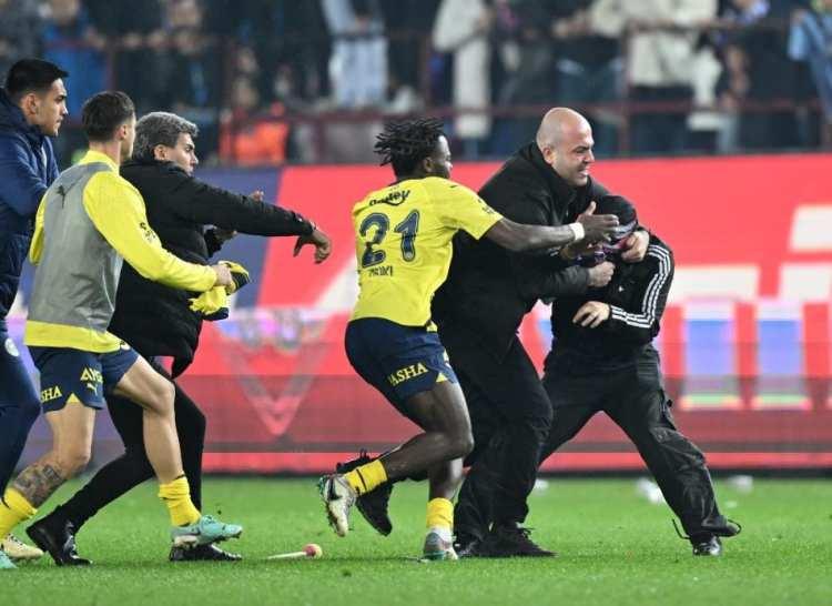 <p>BBC SPORT/İNGİLTERE<br />
<br />
"Trabzonsporlu taraftarlar, mağlubiyetin ardından Fenerbahçeli futbolculara saldırdı."</p>