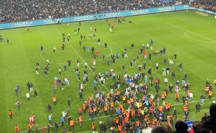 <p>TUTTOSPORT/İTALYA<br />
<br />
Türkiye'de Fenerbahçelilere saldırı saçmalığı: Ne oldu? Türkiye Ligi’nde inanılmaz şiddet sahneleri. Trabzonspor taraftarlarının saha ortasında futbolculara saldırısı.</p>
