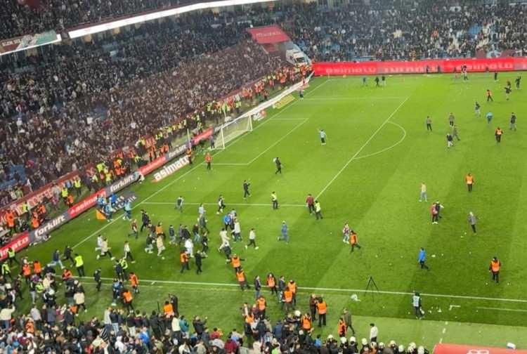 <p>L'EQUIPE/FRANSA<br />
<br />
"Trabzon'da Fenerbahçe galibiyetinin ardından kaos ortamı."</p>
